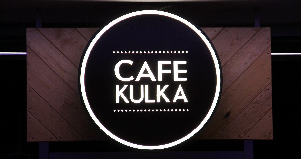 Cafe Kulka - runder Leuchtkasten, Firmenschild